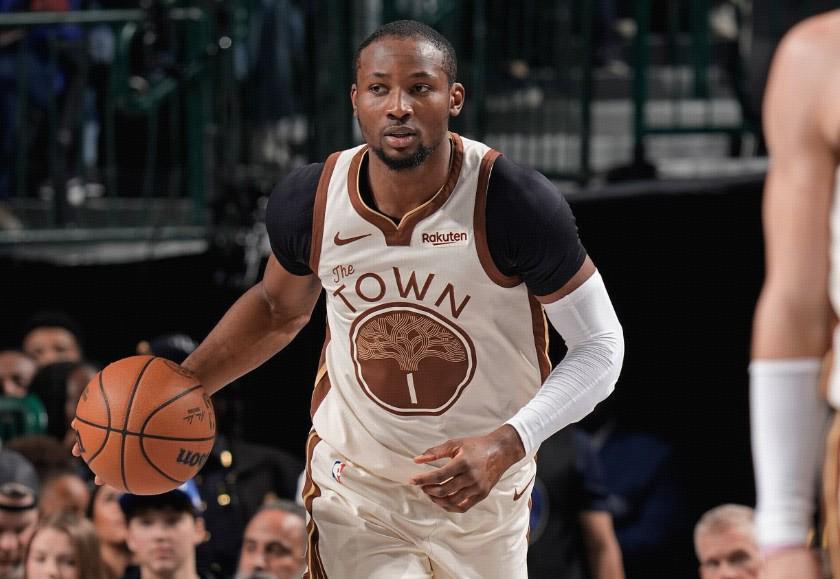 亚博体育app登录-官方：库明加左膝受伤，提前退出对阵独行侠的比赛