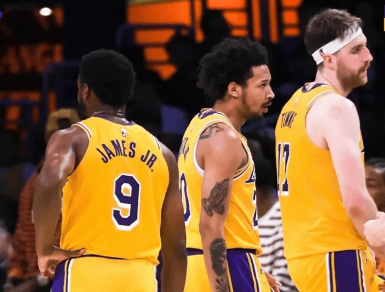 亚博体育官网-美记：湖人4月已输3场多于整个3月，本季对雷霆马刺活塞1-9